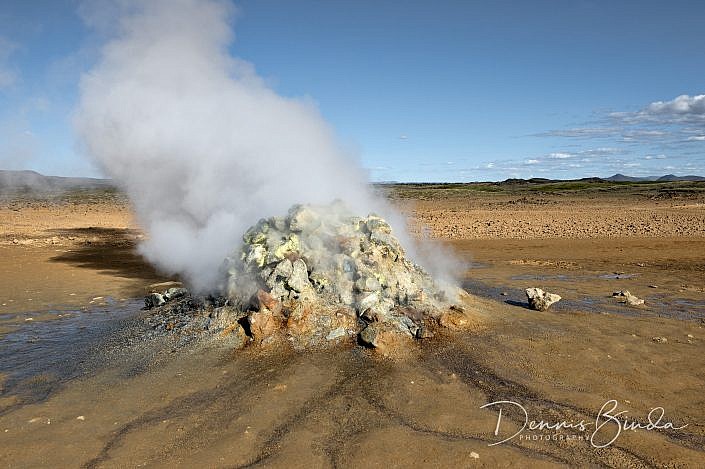 Hverir is een gebied met hete bronnen in het noorden van IJsland. Hverir betekent in het IJslands dan ook hete bronnen. Het ligt even oostelijk van het Mývatn meer ongeveer 6 kilometer ten zuiden van het Krafla gebied vlak bij de bergpas Námaskarð. Het pastelkleurige gebied is een van de grootste solfatarenvelden van IJsland. Het ligt daar bezaaid met stoompluimen, solfataren, fumarolen en kokende modderpotten van diverse afmetingen. Een klim naar de met zwavel bepoederde top van de Námafjall berg (432 meter) levert een panoramisch vergezicht op. Hverir ligt direct naast de ringweg van IJsland en is derhalve gemakkelijk bereikbaar.